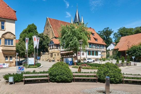 im Hintergrund die Stadtkirche