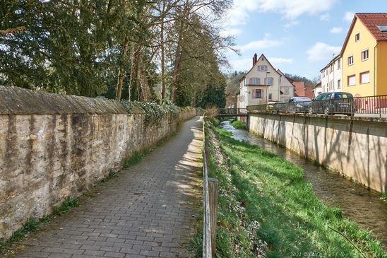 entlang der Stadtmauer und dem Krebsbach