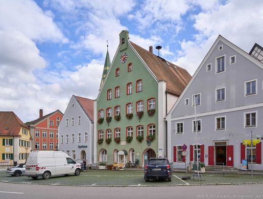 Rathaus (grünes Gebäude)