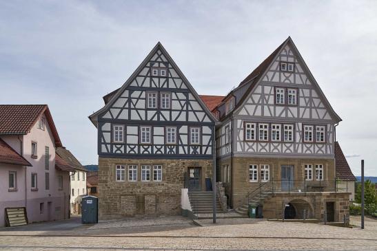 rechts das Kulturdenkmal Gasthaus zum Löwen