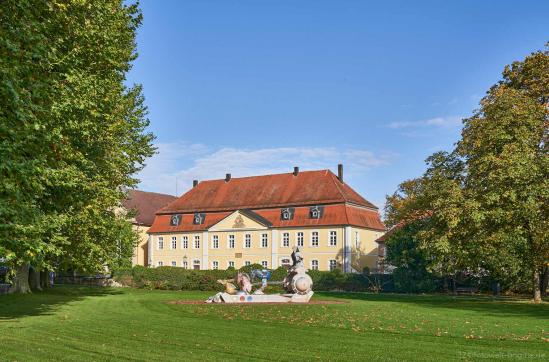 im Hintergrund das Geburtshaus von Friedrich Hecker