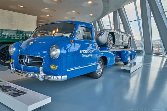 Renntransporter mit dem Weltmeisterschafts-Siegermodell 1955, dem Mercedes-Benz 300 SLR