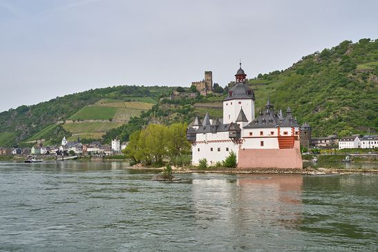 Burg Pfalzgrafenstein - Burg Gutenfels im Hintergrund